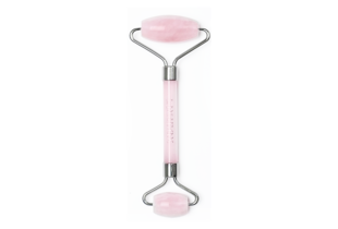 Thanh Lăn Massage Mặt Đá Thạch Anh Hồng Lixibox là dụng cụ làm đẹp giúp cải thiện độ săn chắc cho da và mang lại cảm giác thư giãn. Sản phẩm có tay cầm dễ cầm nắm và đầu lăn bằng đá thạch anh hồng.