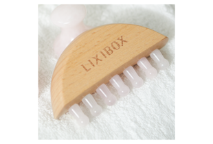 Lược Massage Đầu Đá Thạch Anh Hồng Lixibox, thiết kế tự nhiên với chất liệu gỗ và đầu massage đá thạch anh hồng, giúp thư giãn và cải thiện lưu thông máu, thích hợp cho chăm sóc sức khỏe tóc và da đầu.