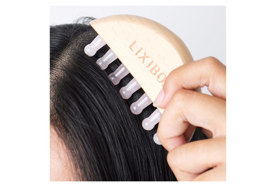 Lược Massage Đầu Đá Thạch Anh Hồng Lixibox được sử dụng để thư giãn da đầu và giảm căng thẳng. Công dụng tuyệt vời cho tóc và da đầu, mang lại cảm giác dễ chịu.
