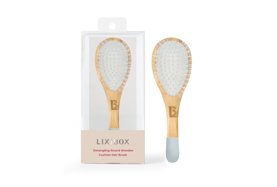 Lược Gỡ Rối Gỗ Hình Tròn Lixibox Detangling Round Wooden Cushion Hairbrush cùng bao bì, thiết kế tinh tế giúp gỡ rối tóc dễ dàng và nhẹ nhàng.
