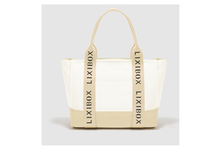 Túi Canvas Lixibox Oversized Beige Tote Bag với kiểu dáng hiện đại, dây đeo chữ LIXIBOX nổi bật, màu be tinh tế và không gian rộng rãi, lý tưởng cho mùa hè.