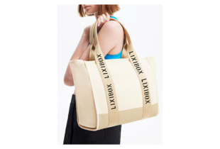 Túi Canvas Lixibox Oversized Beige Tote Bag, kiểu dáng đơn giản và hiện đại, phù hợp cho nhiều dịp. Thiết kế với dây đeo chắc chắn và màu sắc trung tính, dễ phối đồ.