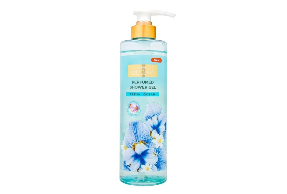 Sữa Tắm Nước Hoa Cindy Bloom Fresh Ocean Năng Động Trẻ Trung 640g với hương liệu nhập khẩu 100%, giúp làm sáng da nhờ tinh chất hoa nghệ tây. Thiết kế bắt mắt với hoa xanh và thông tin đầy đủ trên bao bì.