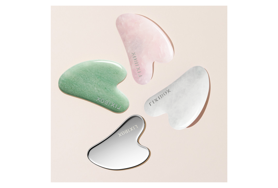 Bộ Dụng cụ Massage Mặt Đá Thạch Anh Trắng Hình Trái tim Lixibox gồm các đá gua sha màu hồng, xanh lá, trắng và gương hình trái tim, mang lại hiệu quả cho liệu pháp làm đẹp và thư giãn.