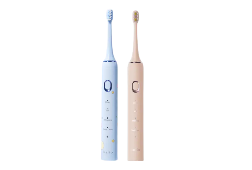 Combo 2 Bàn chải điện Halio Sonic SmartClean - Spring Breeze và Coral với thiết kế hiện đại, bao gồm hai bàn chải màu xanh và hồng, tích hợp nhiều chế độ đánh răng như Clean, Soft, Whitening và Deep Clean.