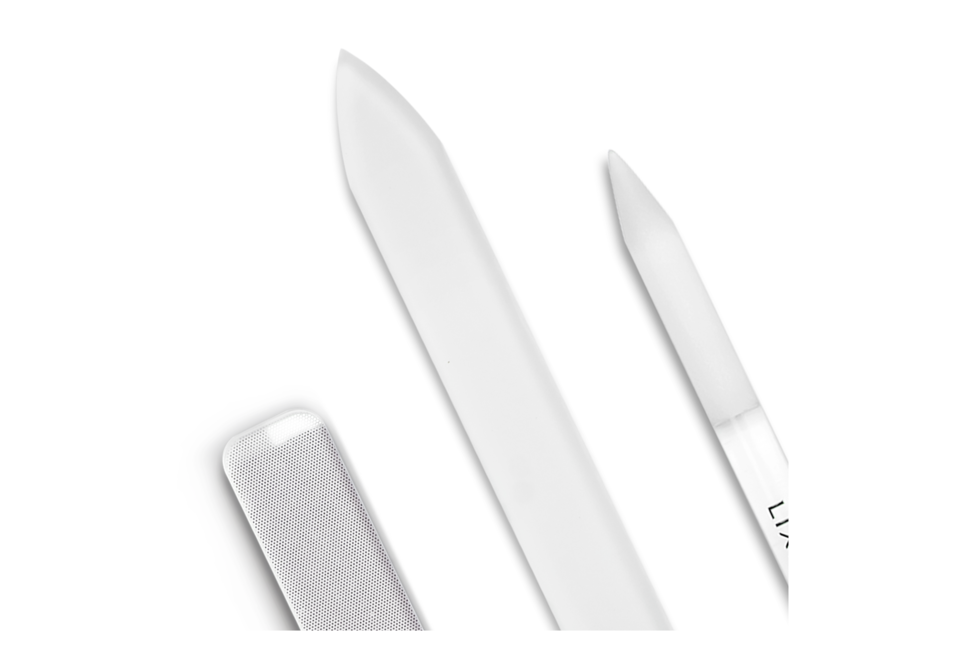 Bộ 3 Dụng Cụ Chăm Sóc Móng Thủy Tinh Trong Suốt Lixibox Glass Nail Care Set bao gồm dũa móng, que đẩy biểu bì, và dụng cụ chăm sóc móng chất liệu thủy tinh chất lượng cao, giúp làm đẹp và chăm sóc móng tay hiệu quả tại nhà.