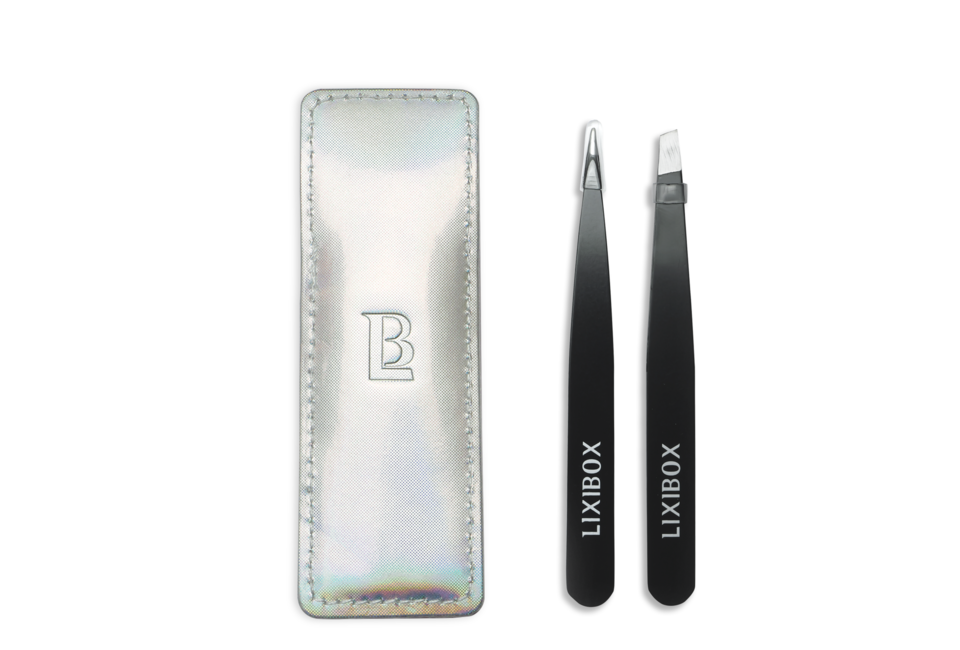 Bộ 2 Nhíp Lixibox Mini Tweezer Set trong hộp đựng màu bạc, gồm hai nhíp tinh tế với logo Lixibox, lý tưởng cho việc lấy lông mày và chi tiết nhỏ.