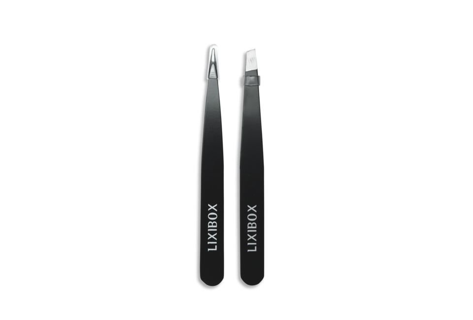 Bộ 2 Nhíp Lixibox Mini Tweezer Set với hai nhíp màu đen, thiết kế tinh tế. Một nhíp có đầu nhọn và một nhíp có đầu phẳng, lý tưởng cho việc tỉa lông mày và làm đẹp.