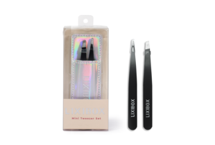 Bộ 2 Nhíp Lixibox Mini Tweezer Set với thiết kế sắc nét, dễ cầm nắm, bao bì đẹp mắt phản chiếu ánh sáng. Sản phẩm hoàn hảo cho việc làm đẹp và chăm sóc cá nhân.