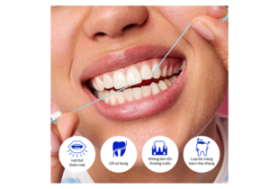 Set 2 Lõi Chỉ Nha Khoa Doodoo Dental Floss Refills 2x30m Strawberry Milk với người đang dùng chỉ nha khoa, thể hiện nụ cười tỏa sáng và sự chăm sóc răng miệng hoàn hảo.