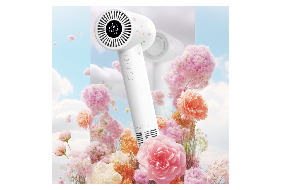 Máy Sấy Tóc Halio Plasma Hair Dryer Dành Cho Tóc Mỏng - Spring Breeze, thiết kế hiện đại với màn hình hiển thị, xuất hiện giữa nền hoa tươi sáng và sinh động, lý tưởng cho tóc mỏng, mang đến trải nghiệm sấy tuyệt vời.