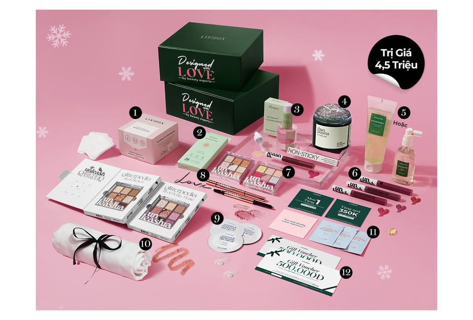 Box Chăm Da và Trang Điểm Toàn Diện Just The Way You Are trị giá 4500K với các sản phẩm làm đẹp đa dạng, bao gồm phấn mắt, son môi và chăm sóc da, trình bày trên nền hồng dễ thương, tạo cảm giác sang trọng và thu hút.