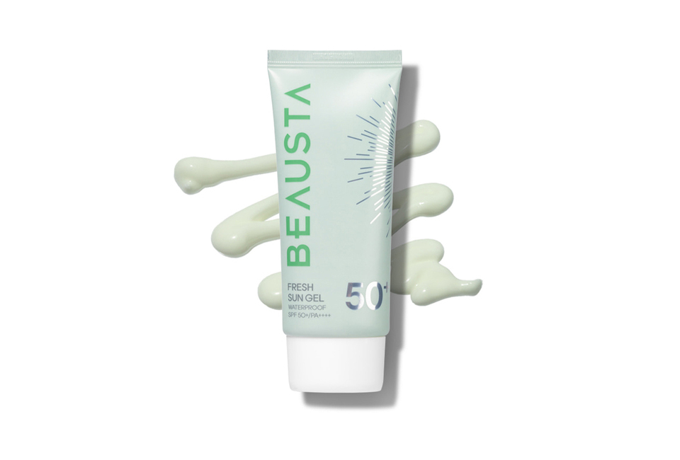 Kem Chống Nắng Chống Nước Dạng Gel BEAUSTA Fresh Sun Gel Waterproof SPF 50+/PA++++ trong tuýp 50g, với chất gel nhẹ nhàng, giúp bảo vệ da khỏi các tác hại của tia UV.