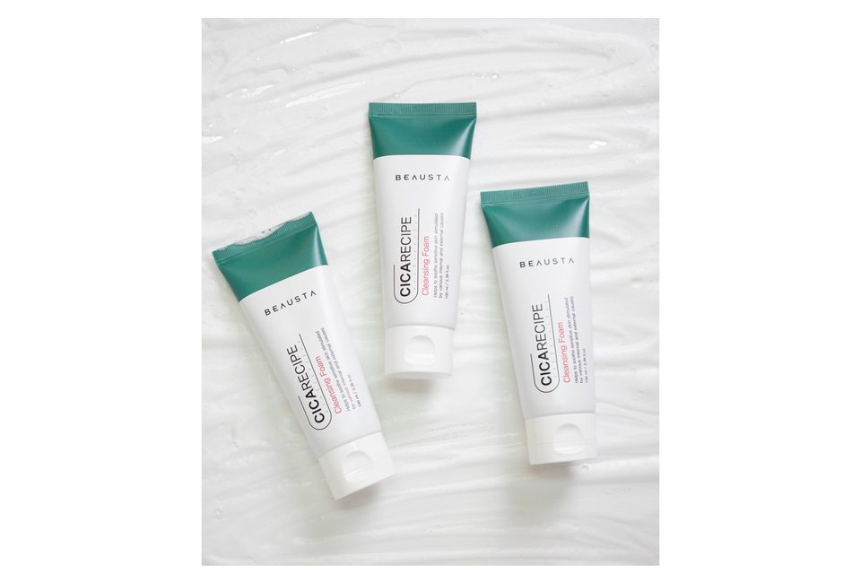Sữa rửa mặt Beausta Cicarecipe Cleansing Foam 100ml được trình bày với ba tuýp màu trắng và xanh ngọc, nằm trên nền trắng sáng, mang đến cảm giác nhẹ nhàng và tươi mát.