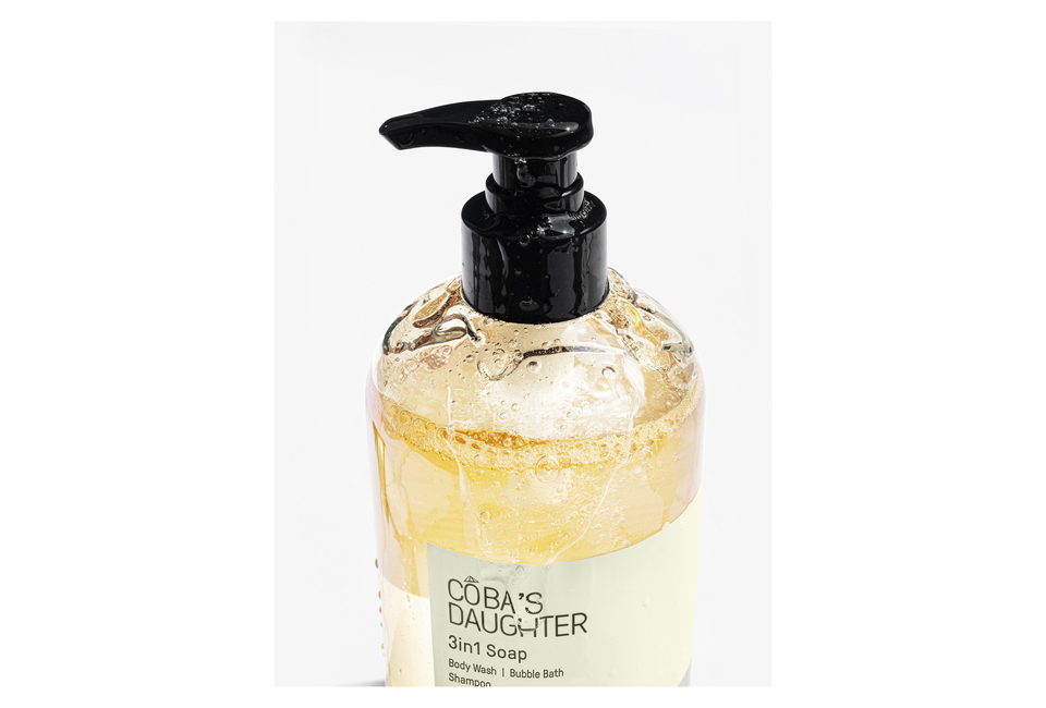 Gel Tắm Gội, Tắm Bồn CoBa's Daughter với hương Vị Fico và Gỗ tuyết tùng, mang lại trải nghiệm tắm gội thư giãn. Sản phẩm 3in1 500ml, lý tưởng cho làn da và tóc bạn.