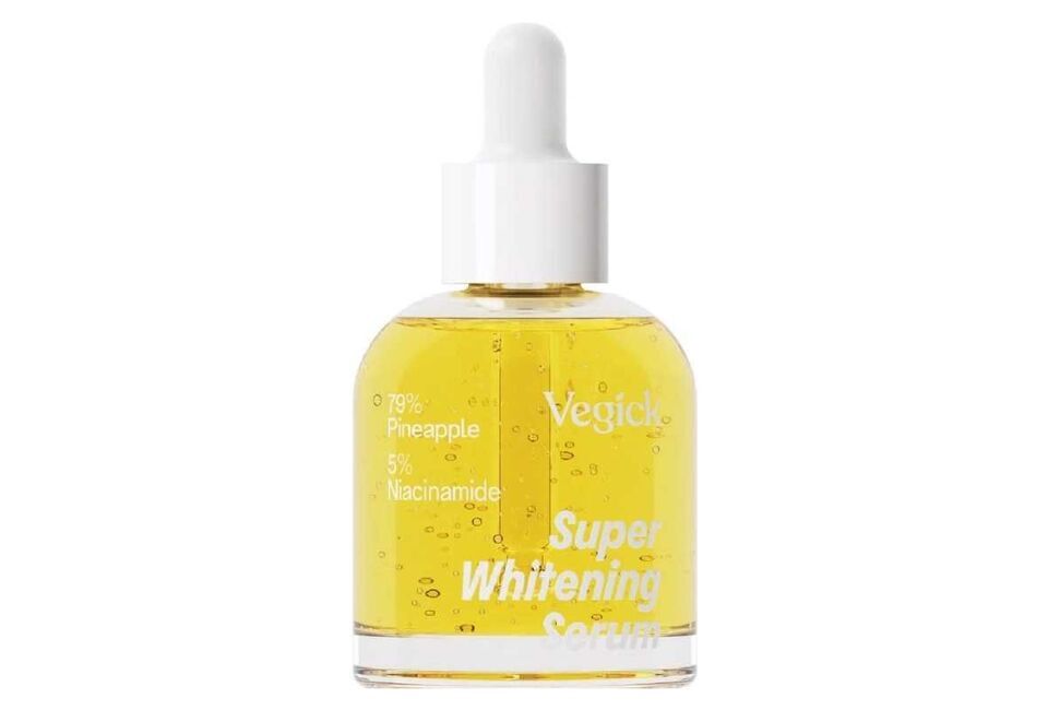 Tinh Chất Vegick Super Whitening Serum Chiết Xuất Dứa Dưỡng Trắng Da 30ml, chứa 79% chiết xuất dứa và 5% niacinamide, giúp làm trắng da và cung cấp độ ẩm cho làn da.