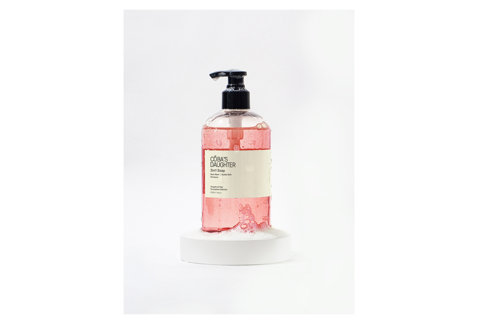 Gel Tắm Gội, Tắm Bồn CoBa's Daughter Bodywash, Shampoo and Bubble Bath 3in1 500ml có hương bưởi và khuynh diệp, với công thức làm sạch dịu nhẹ, thích hợp cho mọi loại da. Sản phẩm 3 trong 1 tiện lợi cho tắm gội và tắm bồn, tạo bọt mịn màng.