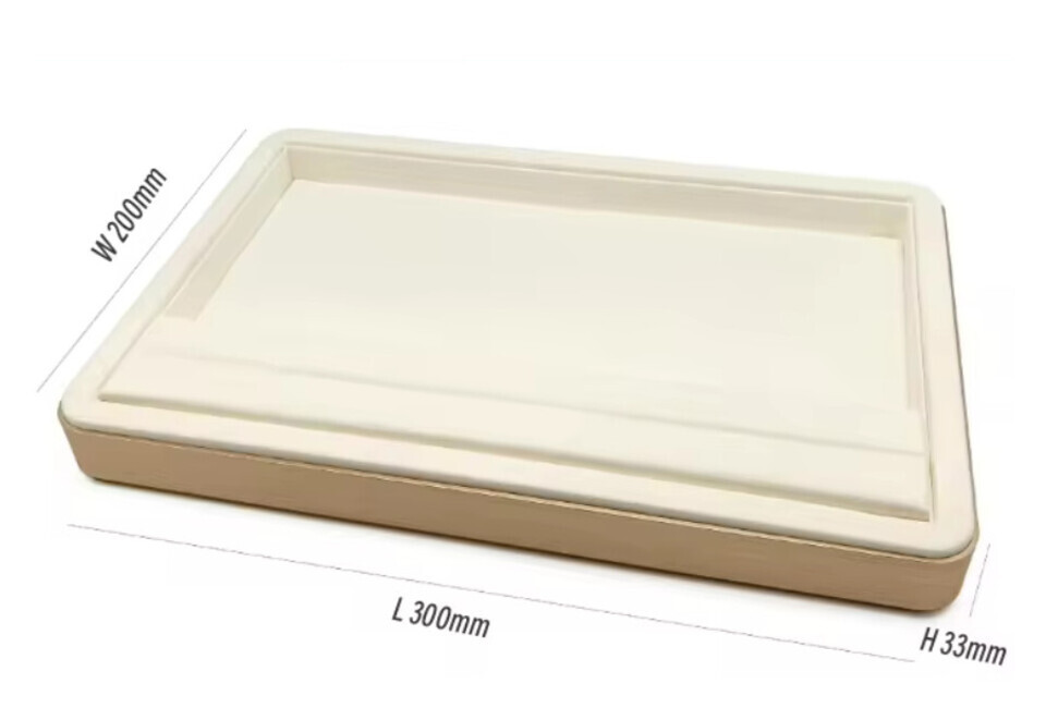 Khay Trưng Bày Jewelry Tray Cream White thiết kế sang trọng với kích thước 300mm x 200mm x 33mm, lý tưởng để trưng bày đồ trang sức và phụ kiện. Màu sắc kem trắng tinh tế dễ dàng kết hợp với nhiều phong cách nội thất.