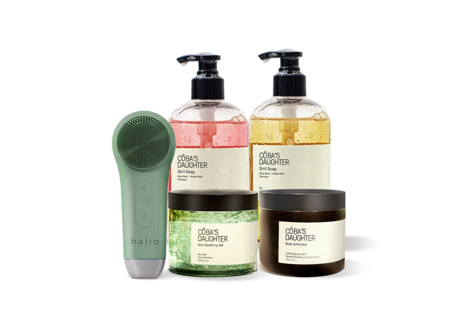 Combo Combo chăm da toàn diện Head-to-Toe Oasis Box -Sage Green bao gồm sản phẩm CÖBA'S DAUGHTER 3in1 Soap, Aloe Soothing Gel và Body Exfoliator, cùng với thiết bị làm sạch da Halio.