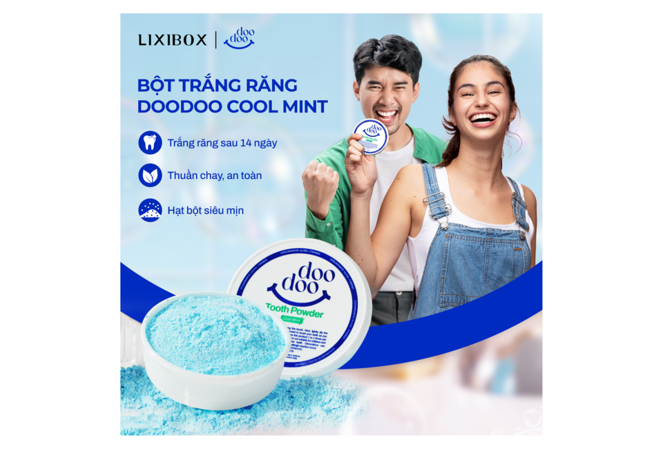 Bột Trắng Răng Doodoo Toothpowder Cool Mint 50g với màu xanh mát, giúp trắng răng sau 14 ngày, an toàn và hiệu quả. Hình ảnh hai người vui vẻ cầm sản phẩm bên cạnh hũ bột. Hạt bột siêu mịn, dễ sử dụng.