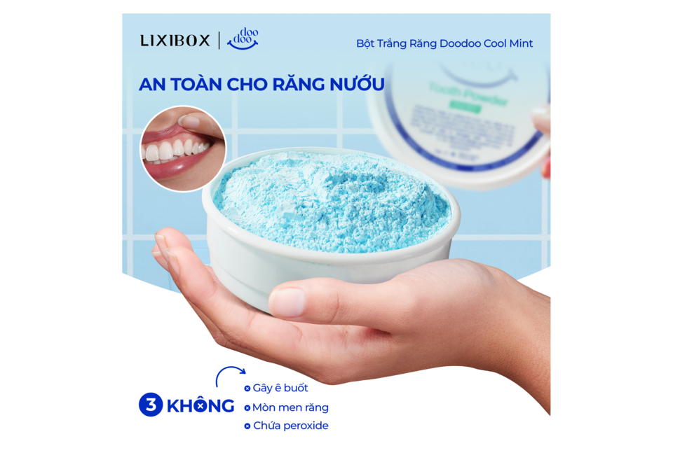 Bột Trắng Răng Doodoo Toothpowder Cool Mint 50g, an toàn cho răng nướu với chất liệu không chứa peroxide. Hình ảnh bột màu xanh da trời trong chén tay, với hướng dẫn sử dụng và lợi ích sản phẩm rõ ràng phía trước.