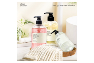 Sản phẩm Gel Tắm Gội, Tắm Bồn CoBa's Daughter Bodywash, Shampoo and Bubble Bath 3in1 500ml - Fig & Cedarwood, gồm ba chai với thiết kế đẹp mắt, phù hợp cho tắm gội và tạo bọt bồn tắm.