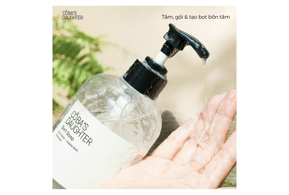 Gel Tắm Gội, Tắm Bồn CoBa's Daughter Bodywash, Shampoo and Bubble Bath 3in1 500ml - Fig & Cedarwood đang được rót từ vòi, mang lại trải nghiệm tắm gội thư giãn và đầy hương thơm.