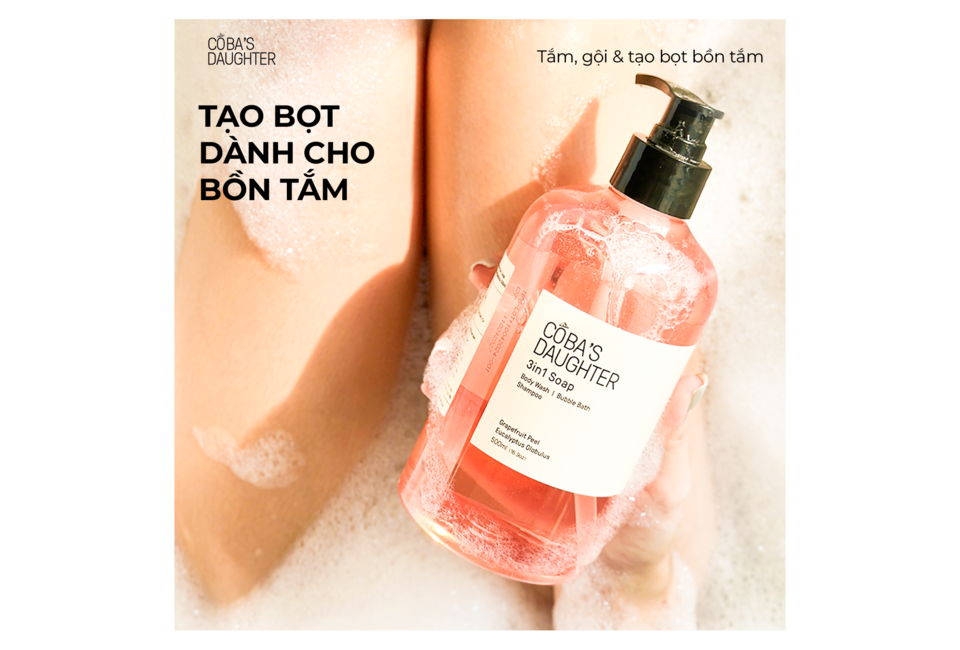 Gel Tắm Gội CoBa's Daughter 3in1, Tắm Bồn 500ml - hương Vả & Gỗ Tuyết Tùng. Sản phẩm tạo bọt nhẹ nhàng khi tắm và gội, mang lại cảm giác thư giãn, là lựa chọn hoàn hảo cho quy trình chăm sóc cơ thể.