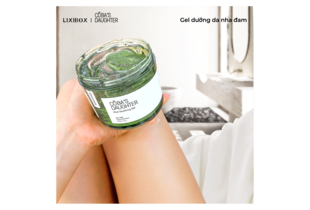 Gel Dưỡng Da Nha Đam Hương Dừa CoBa’s Daughter Aloe Soothing Gel 300gr được cầm trên tay, thể hiện độ trong suốt của gel và bao bì an toàn, lý tưởng cho việc chăm sóc da và làm dịu, với không gian thư giãn phía sau.