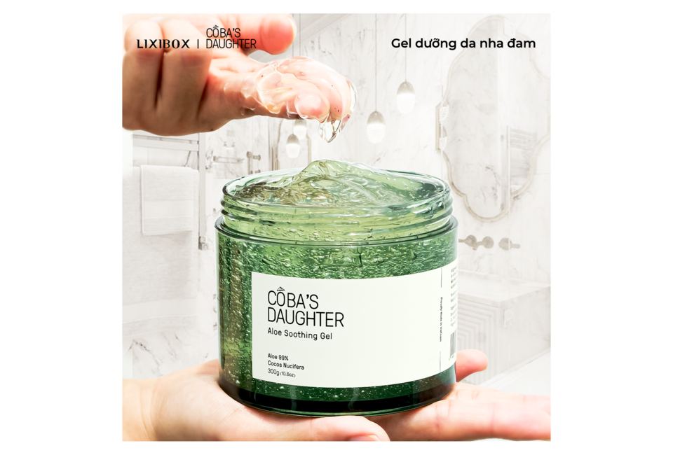Gel Dưỡng Da Nha Đam Hương Dừa CoBa’s Daughter Aloe Soothing Gel trong tay, với bao bì bắt mắt mang lại cảm giác tươi mát, 300gr giúp làm dịu và cung cấp độ ẩm cho làn da, lý tưởng cho mọi loại da.