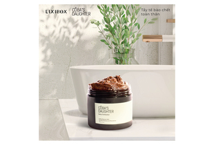 Tẩy Tế Bào Chết Toàn Thân Hương Matcha CoBa’s Daughter Body Exfoliator 300gr được trình bày nổi bật trên bồn tắm, tạo ra không gian thư giãn với màu sắc tinh tế và cảm hứng tự nhiên từ cây xanh.