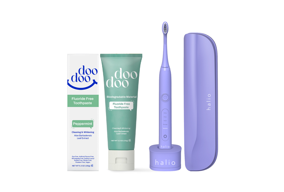 Combo Chăm sóc răng miệng - Periwinkle bao gồm kem đánh răng không chứa fluoride của doo doo, với chiết xuất lá Aloe Barbadensis, cùng với bàn chải điện halio. Sản phẩm lý tưởng cho sự sạch sẽ và sức khỏe răng miệng.