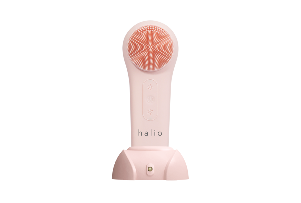 Máy Rửa Mặt Massage Tích Hợp Liệu Pháp Ánh Sáng và Nhiệt Halio Multi-task Cleansing & Massaging Device with Red Blue Light Therapy 5 in 1 - Peach Fuzz có thiết kế hiện đại, màu hồng nhẹ nhàng, phù hợp cho việc làm sạch và massage da mặt hiệu quả.