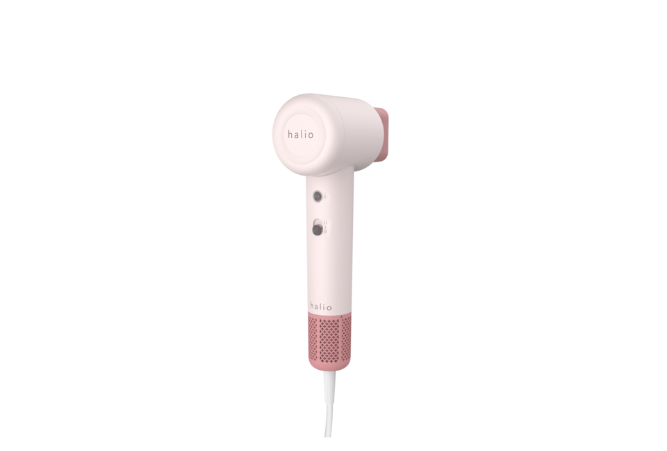 Máy Sấy Tóc Halio High Speed Ionic Hair Dryer có thiết kế hiện đại với màu sắc tươi sáng, nút điều chỉnh chế độ gió và dây điện dài tiện dụng, hoàn hảo cho việc tạo kiểu tóc nhanh chóng.