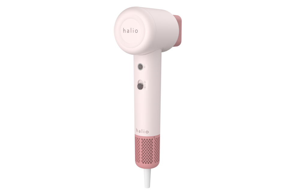 Máy sấy tóc Halio High Speed Ionic Hair Dryer với thiết kế hiện đại và chức năng mạnh mẽ, giúp làm khô tóc nhanh chóng và tiết kiệm thời gian. Lý tưởng cho mọi loại tóc.