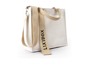 Túi Lixibox Mini Everyday Tote màu trắng với quai đeo mềm mại màu be, thiết kế đơn giản và tinh tế, phù hợp cho việc sử dụng hàng ngày. Kích thước nhỏ gọn, dễ dàng mang theo.