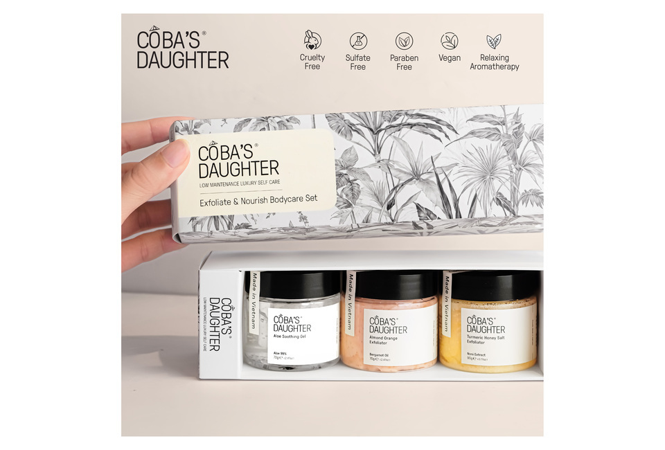 Bộ chăm sóc cơ thể tẩy tế bào chết & dưỡng ẩm cho da - CoBa's Daughter bao gồm Gel làm dịu lô hội, Tẩy tế bào chết hạnh nhân, và Tẩy tế bào chết muối mật ong nghệ. Sản phẩm tự nhiên, không chứa độc tố, hoàn toàn vegan, giúp làm sạch và cung cấp độ ẩm cho da.