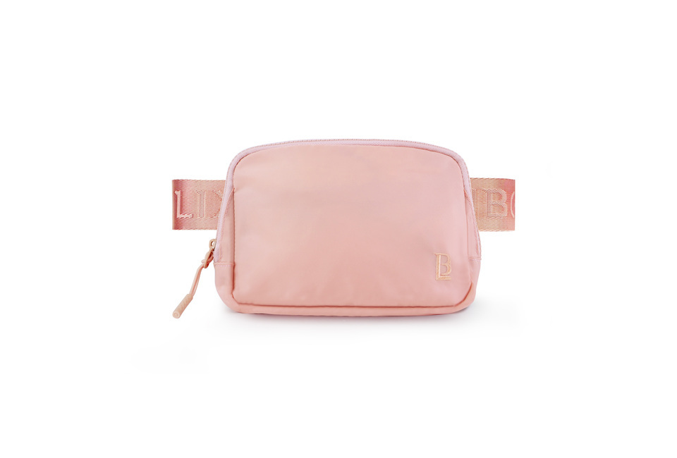 Túi Đeo Chéo Lixibox Belt Bag - Coral Serenade có thiết kế hiện đại, màu sắc dịu dàng. Dễ dàng kết hợp với nhiều phong cách thời trang, lý tưởng cho di chuyển hàng ngày.