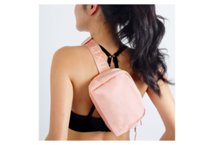 Túi Đeo Chéo Lixibox Belt Bag - Coral Serenade được đeo một cách thoải mái bên vai, chất liệu mềm mại và màu sắc coral tươi sáng. Phong cách thời trang hoàn hảo cho những buổi đi chơi.