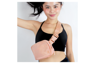 Túi Đeo Chéo Lixibox Belt Bag - Coral Serenade, màu hồng nhẹ nhàng, được đeo trên vai người mẫu trẻ tuổi, thể hiện phong cách năng động, hoàn hảo cho các hoạt động ngoài trời và hàng ngày.