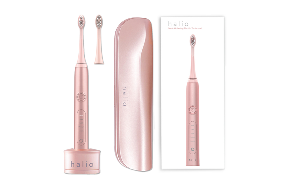 Combo Bàn Chải Điện Halio Sonic Whitening Rose Gold & Máy Rửa Mặt Halio Original Hot Pink, bao gồm bàn chải điện màu hồng ánh kim với đầu bàn chải thay thế và thiết kế hiện đại, lý tưởng cho chăm sóc răng miệng và làm sạch da.