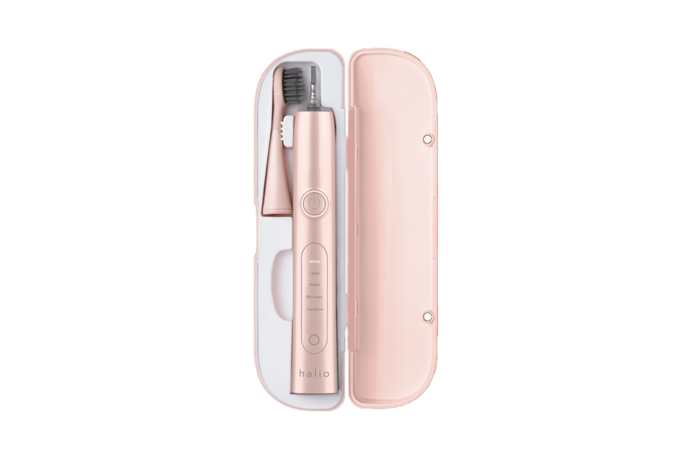 Combo Bàn Chải Điện Halio Sonic Whitening Rose Gold và Máy Rửa Mặt Halio Original Hot Pink trong hộp, thể hiện thiết kế tinh tế và màu sắc nữ tính.