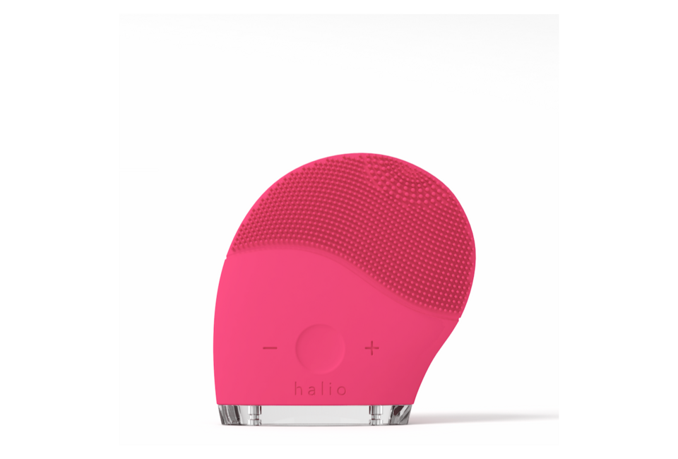 Máy Rửa Mặt Halio Original Hot Pink - sản phẩm chăm sóc da mặt tiện lợi và hiệu quả với thiết kế màu hồng nổi bật, giúp làm sạch da một cách nhẹ nhàng và hiệu quả.
