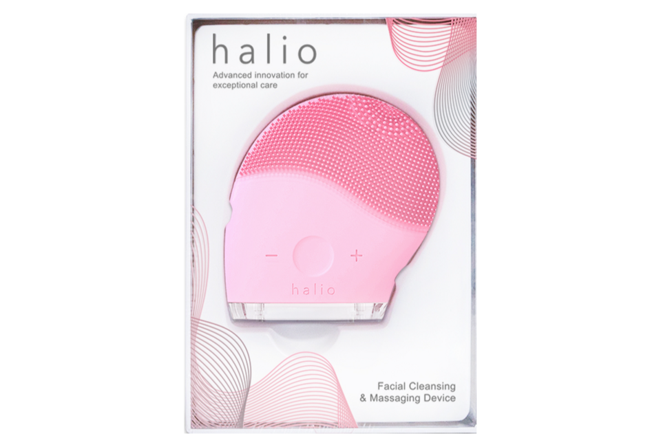 Combo Bàn Chải Điện Halio Sonic Whitening Periwinlke & Máy Rửa Mặt Halio Original Baby Pink gồm các thiết bị làm sạch và massage da mặt, mang đến làn da sạch sẽ và tươi sáng hơn.