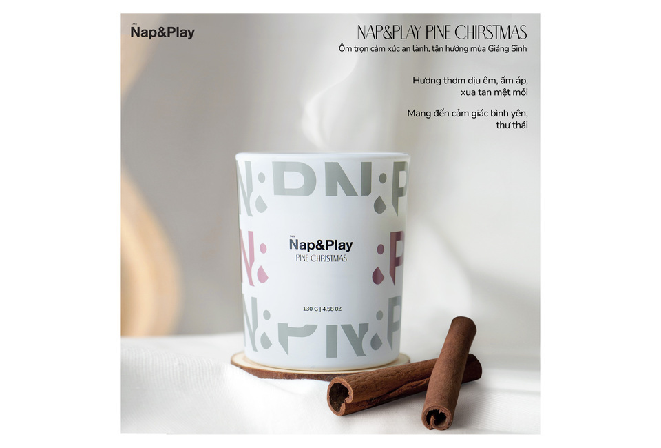Nến Thơm Take Nap&Play Scented Candle Pine Christmas 130G mang hương thơm nhẹ nhàng, ấm áp, kết hợp với quế, mang đến cảm giác bình yên, thư thái trong mùa Giáng Sinh.