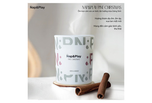 Nến Thơm Take Nap&Play Scented Candle Pine Christmas 130G mang hương thơm nhẹ nhàng, ấm áp, kết hợp với quế, mang đến cảm giác bình yên, thư thái trong mùa Giáng Sinh.