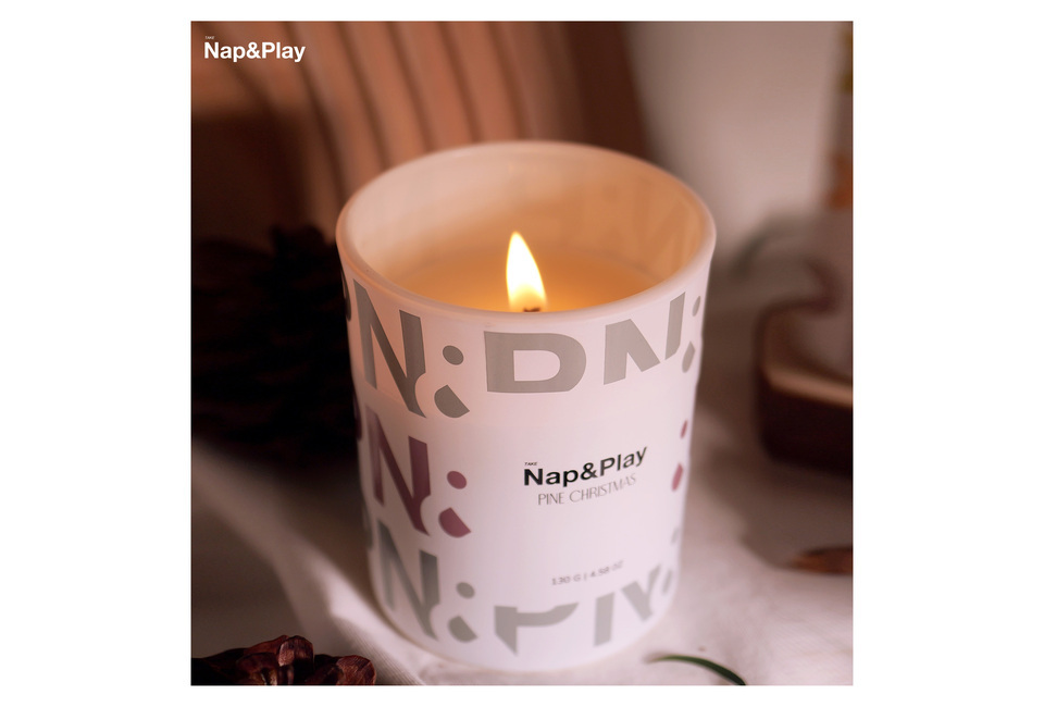 Nến Thơm Take Nap&Play Scented Candle Pine Christmas 130G với ánh sáng dịu dàng, mang đến hương thơm dễ chịu cho không gian sống, lý tưởng cho mùa lễ hội.