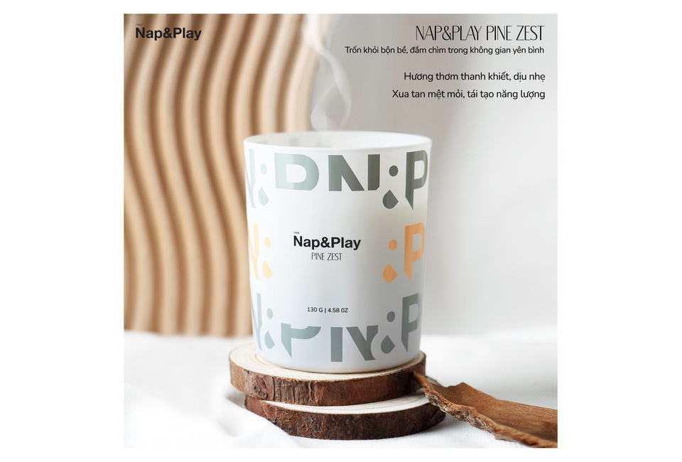 Nến Thơm Take Nap&Play Scented Candle Pine Zest 130G với hương thơm thanh khiết, giúp xua tan mệt mỏi, tái tạo năng lượng trong không gian yên bình.