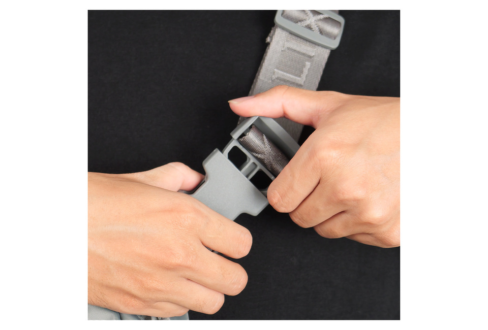 Túi Đeo Chéo Lixibox Belt Bag Grey Beige, chi tiết tay đang điều chỉnh dây đeo. Thiết kế tiện lợi, phù hợp cho các hoạt động hàng ngày, mang đến phong cách hiện đại.