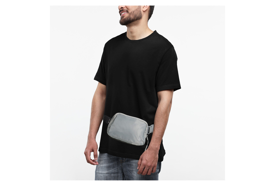 Túi Đeo Chéo Lixibox Belt Bag Grey Beige đeo bên hông, tạo phong cách trẻ trung, dễ dàng phối đồ cho nam giới. Thiết kế tối giản với màu sắc trang nhã, phù hợp cho nhiều dịp.